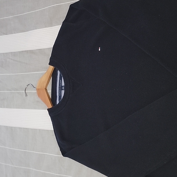 Tommy Hilfiger Men's Sweater - Picture 2 of 5